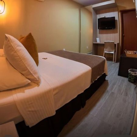 Hotel Prado 34 West ブカラマンガ エクステリア 写真