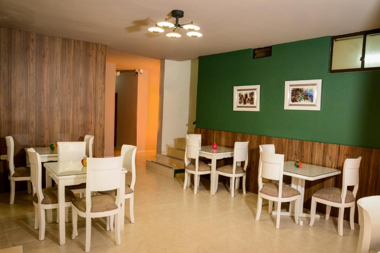 Hotel Prado 34 West ブカラマンガ エクステリア 写真