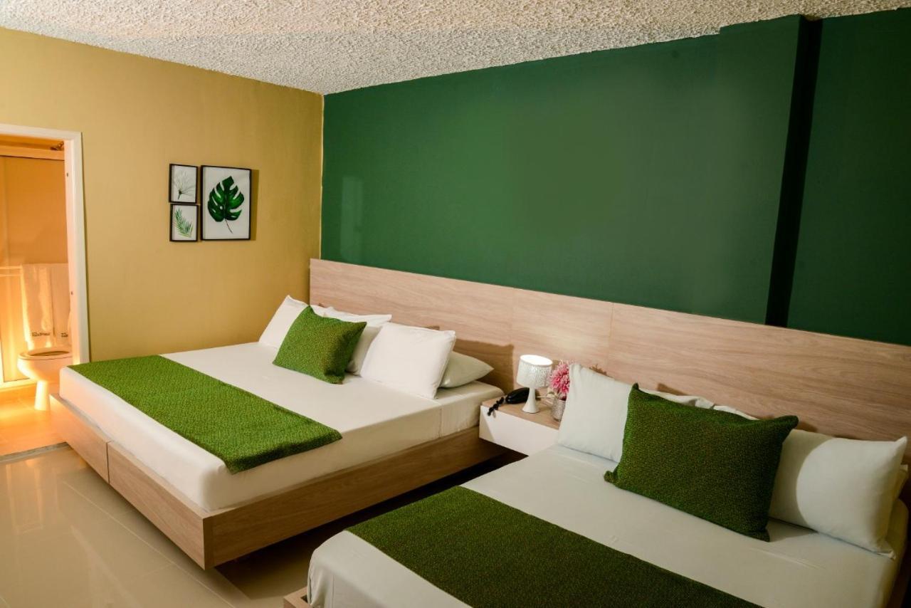 Hotel Prado 34 West ブカラマンガ エクステリア 写真