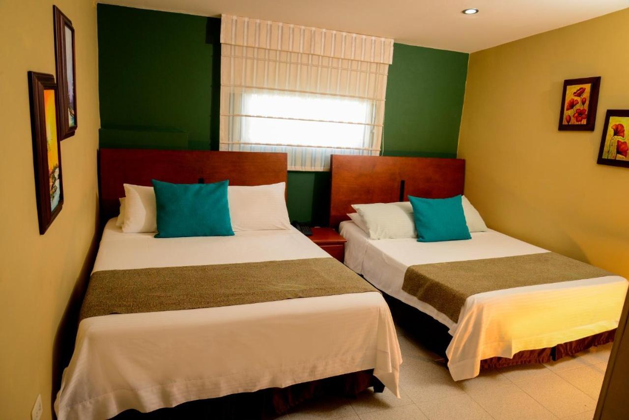 Hotel Prado 34 West ブカラマンガ エクステリア 写真