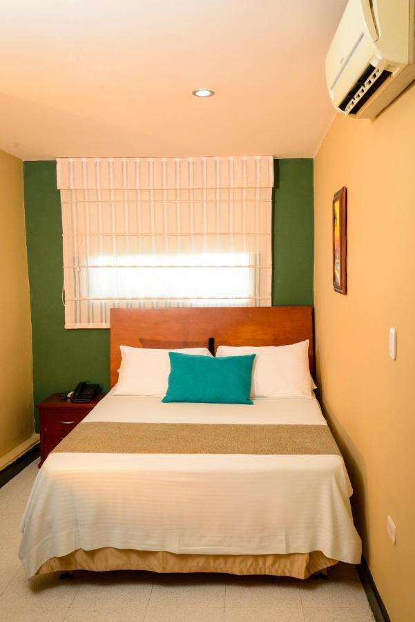 Hotel Prado 34 West ブカラマンガ エクステリア 写真