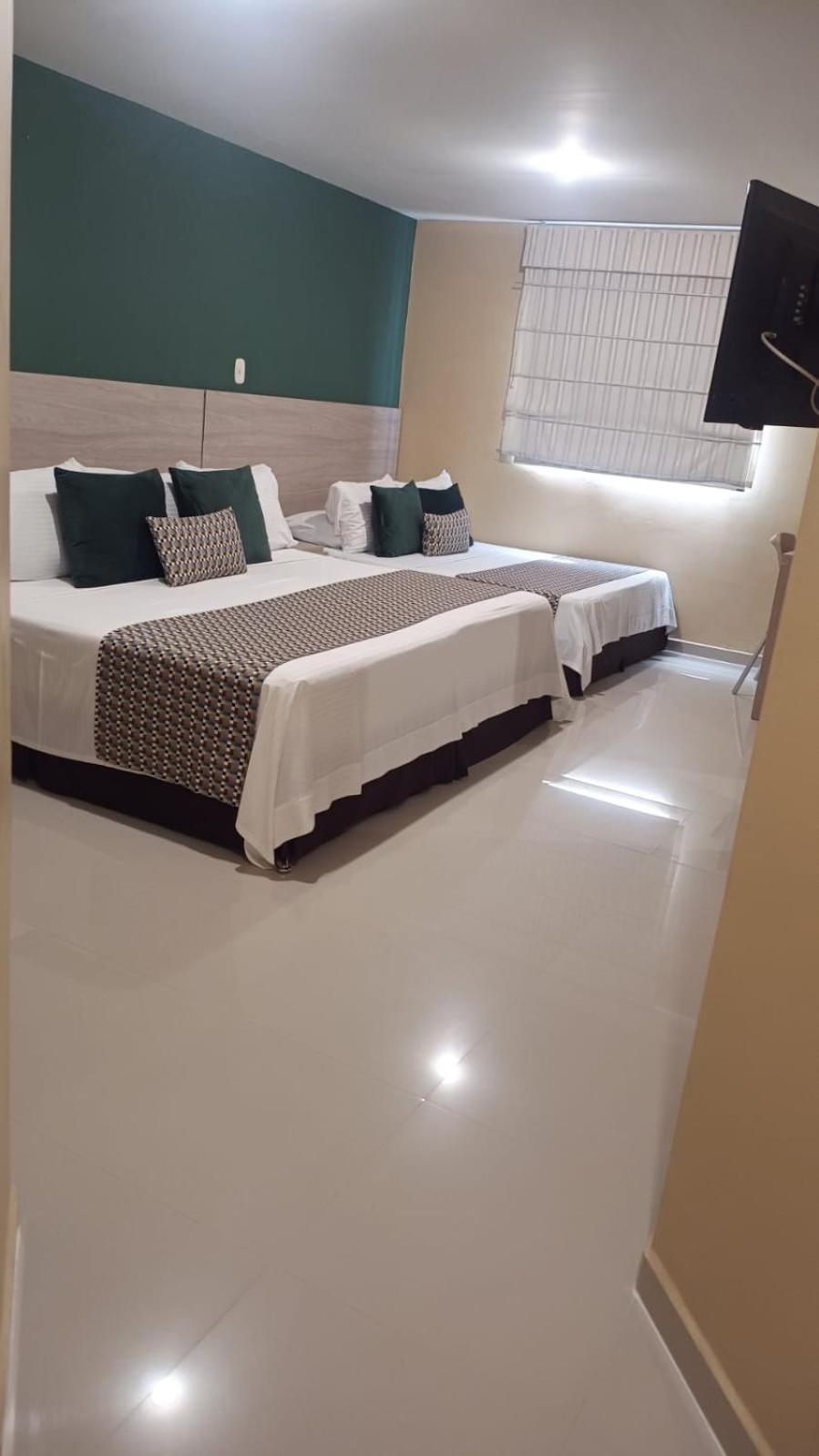 Hotel Prado 34 West ブカラマンガ エクステリア 写真