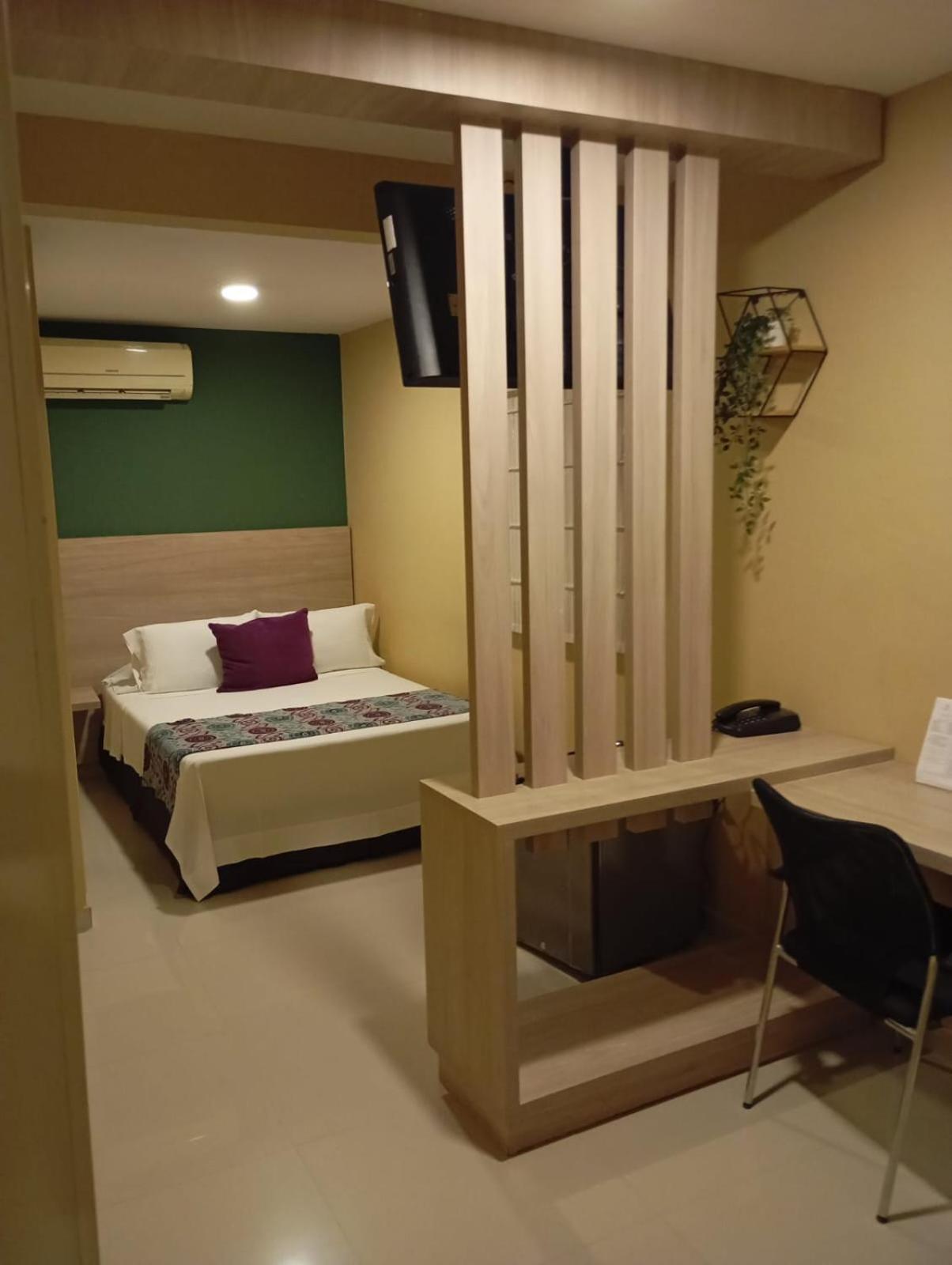 Hotel Prado 34 West ブカラマンガ エクステリア 写真