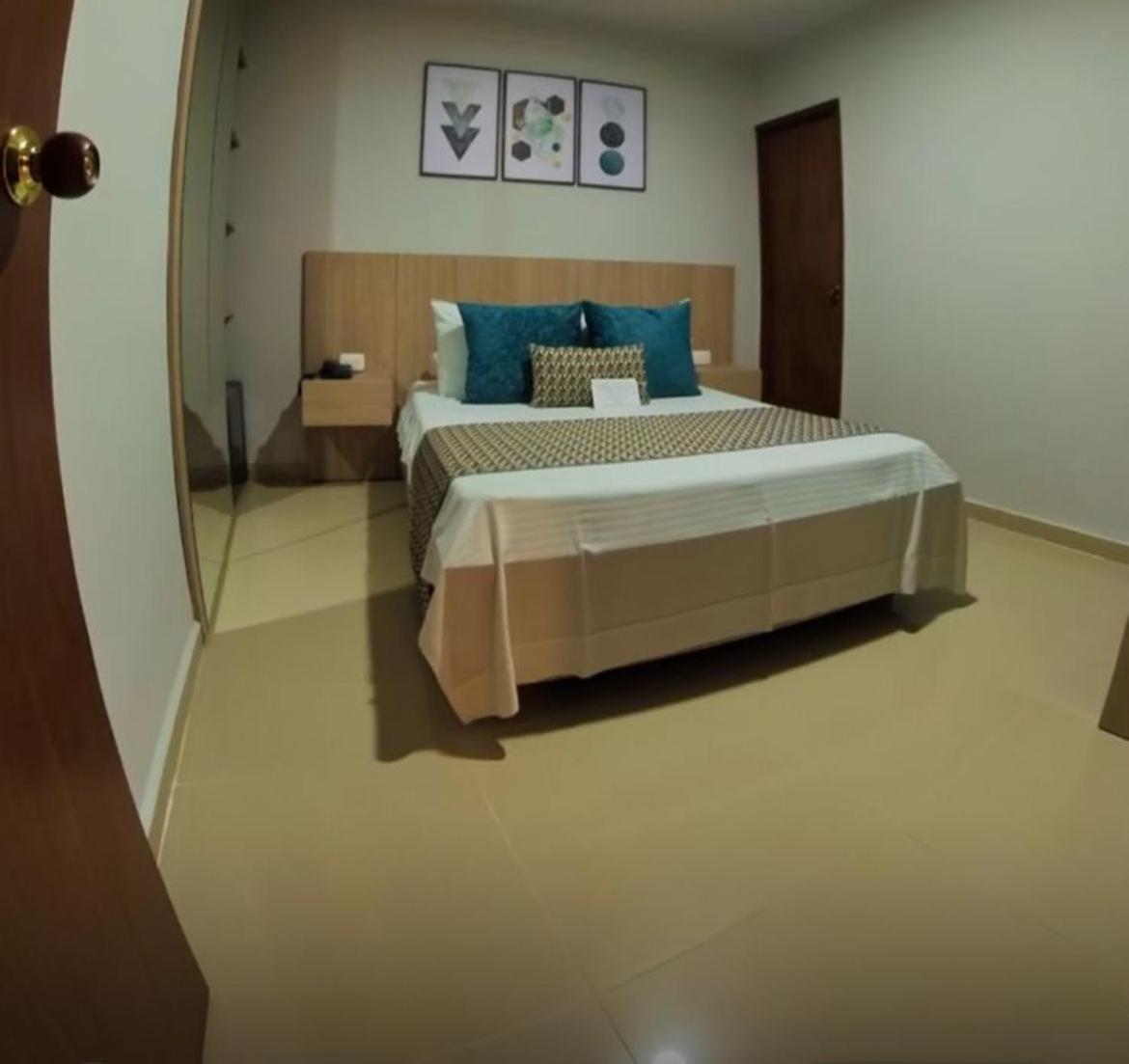 Hotel Prado 34 West ブカラマンガ エクステリア 写真