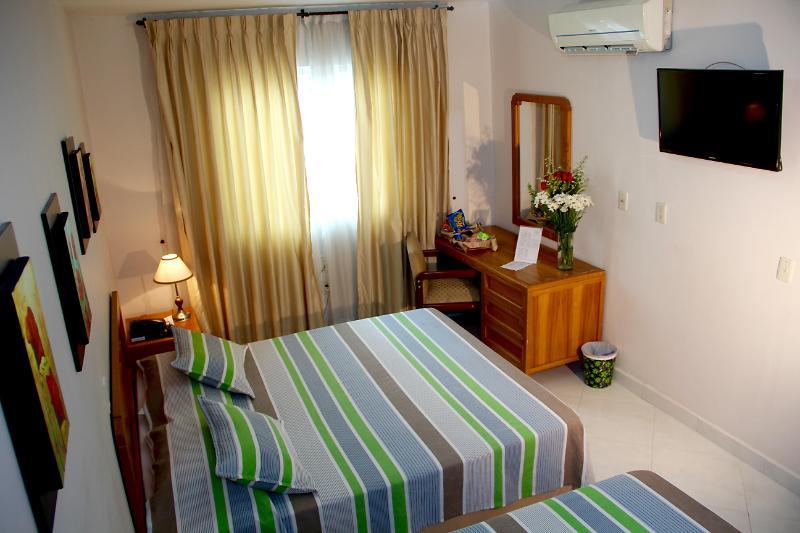 Hotel Prado 34 West ブカラマンガ エクステリア 写真